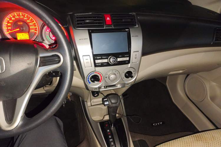 Used Honda City Classic 2011 1.5L Automatic Elite Edition Audio And AC Panel