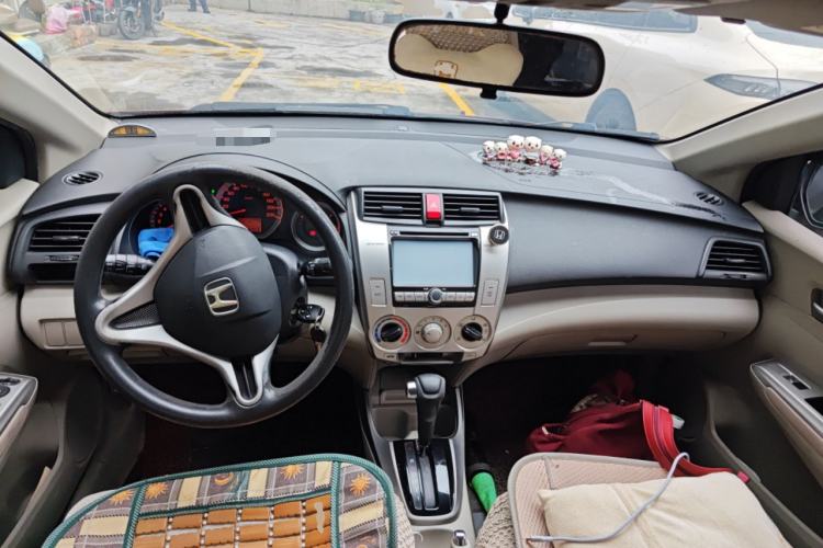 Used Honda City Classic 2011 1.5L Automatic Elite Edition Center Console
