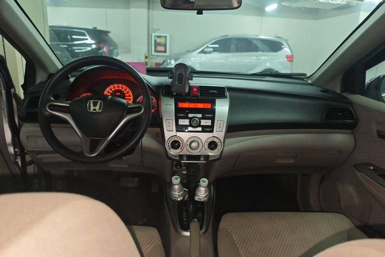 Used Honda City Classic 2011 1.5L Automatic Elite Edition Center Console