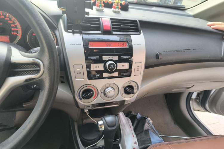 Used Honda City Classic 2011 1.5L Automatic Elite Edition Audio And AC Panel