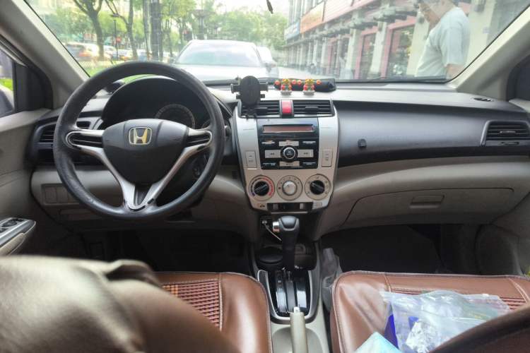 Used Honda City Classic 2011 1.5L Automatic Elite Edition Center Console