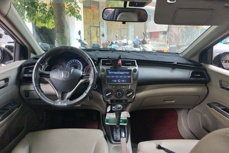 Used Honda City Classic 2012 1.5L Automatic Elite Edition Center Console