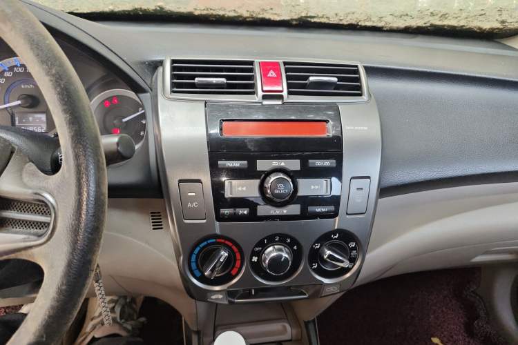 Used Honda City Classic 2012 1.5L manual Elite Edition Audio And AC Panel