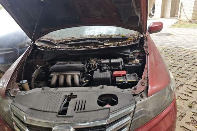 Used Honda City Classic 2012 1.5L manual Elite Edition Engine Bay Left