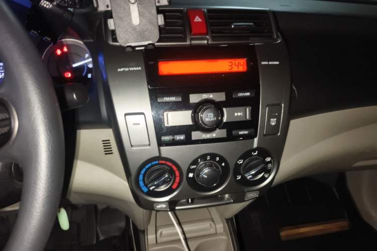 Used Honda City Classic 2012 1.5L manual Elite Edition Audio And AC Panel