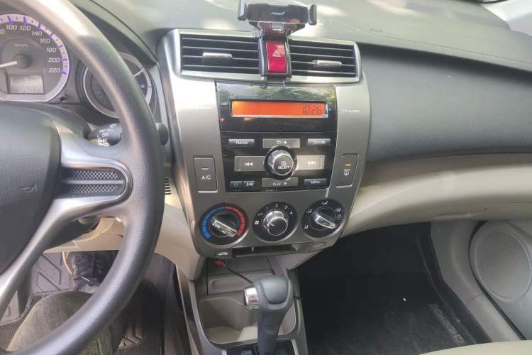 Used Honda City Classic 2012 1.5L Automatic Elite Edition Audio And AC Panel