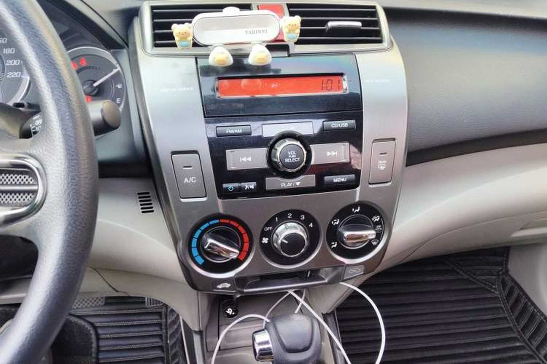 Used Honda City Classic 2012 1.5L Automatic Elite Edition Audio And AC Panel
