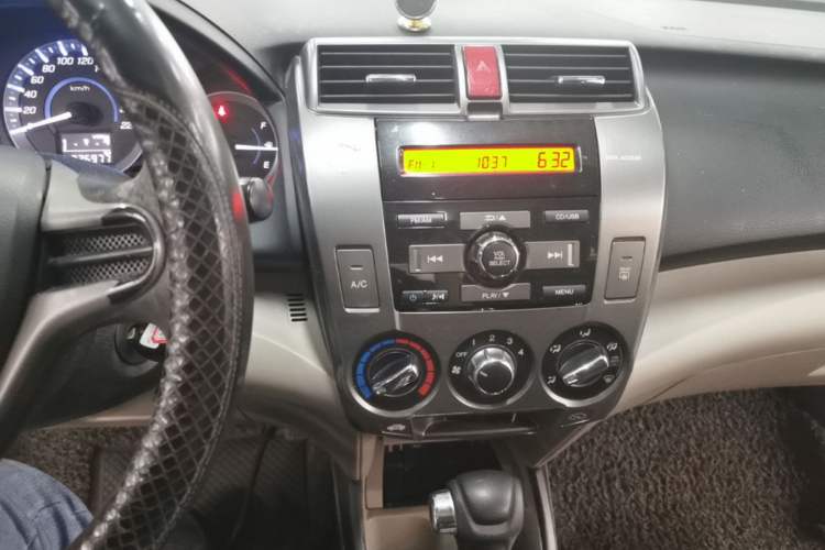 Used Honda City Classic 2012 1.5L Automatic Elite Edition Audio And AC Panel