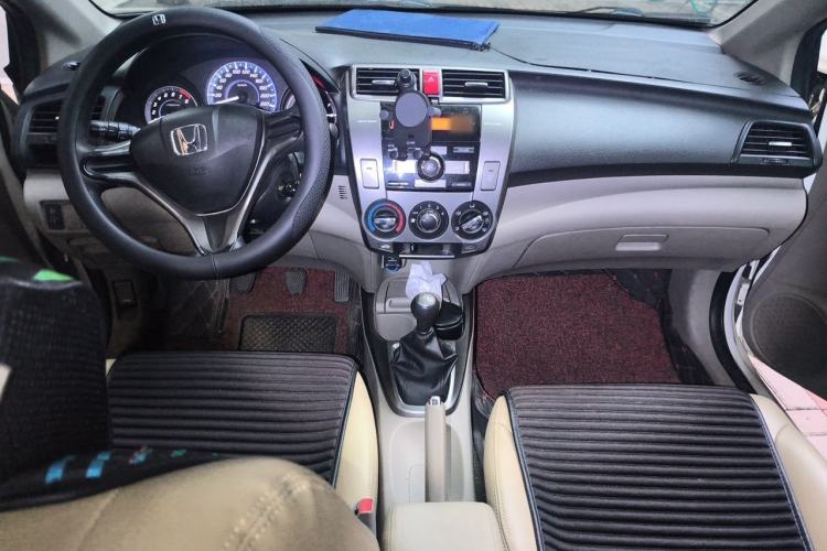 Used Honda City Classic 2012 1.5L manual Elite Edition Center Console