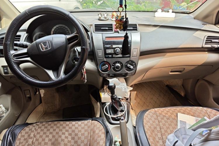 Used Honda City Classic 2014 Style 1.5L Manual Elite Edition Center Console