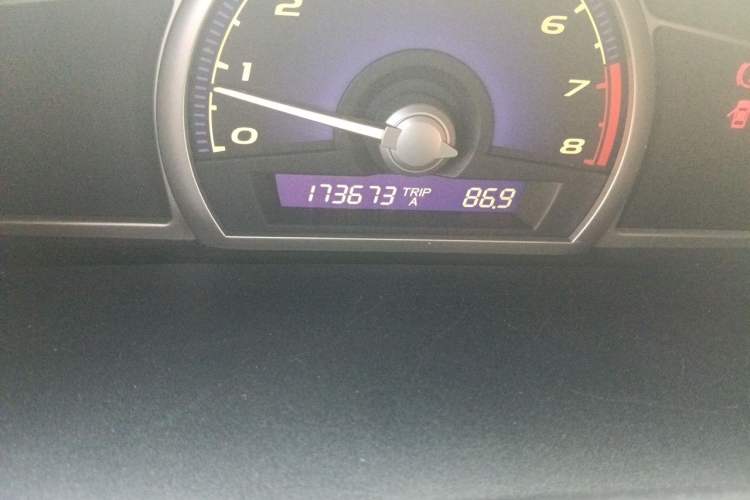 Used Honda Civic 2009 1.8L manual comfort version Odometer Close Up