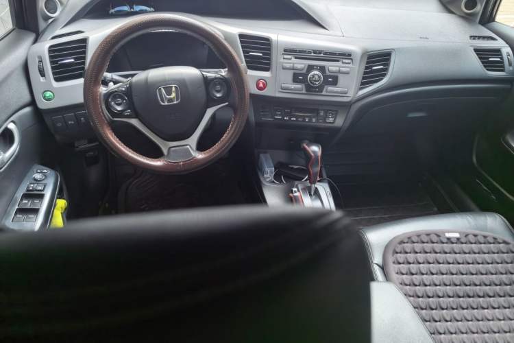 Used Honda Civic 2012 1.8L automatic luxury edition Center Console