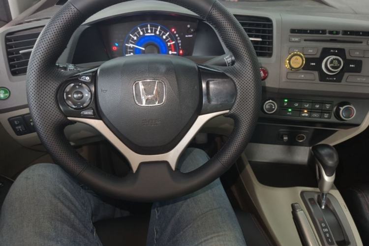 Used Honda Civic 2012 1.8L automatic comfort version Center Console