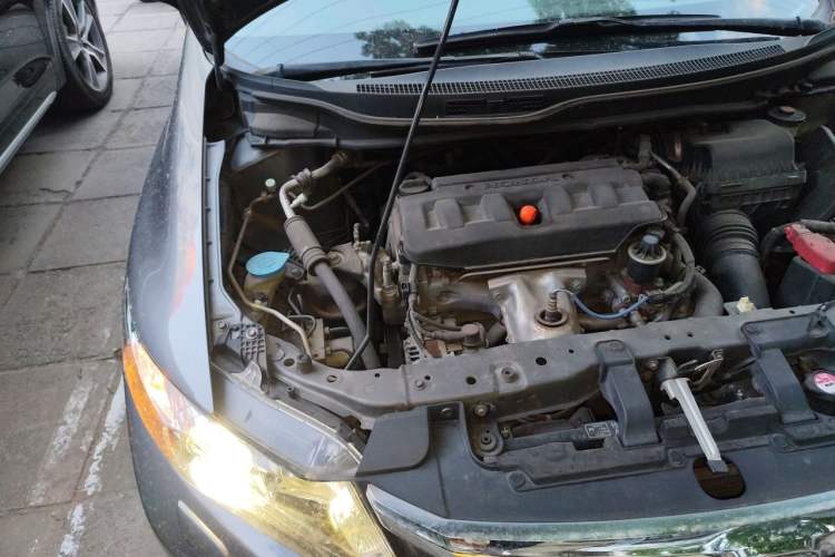 Used Honda Civic 2012 1.8L automatic luxury edition Engine Bay Right