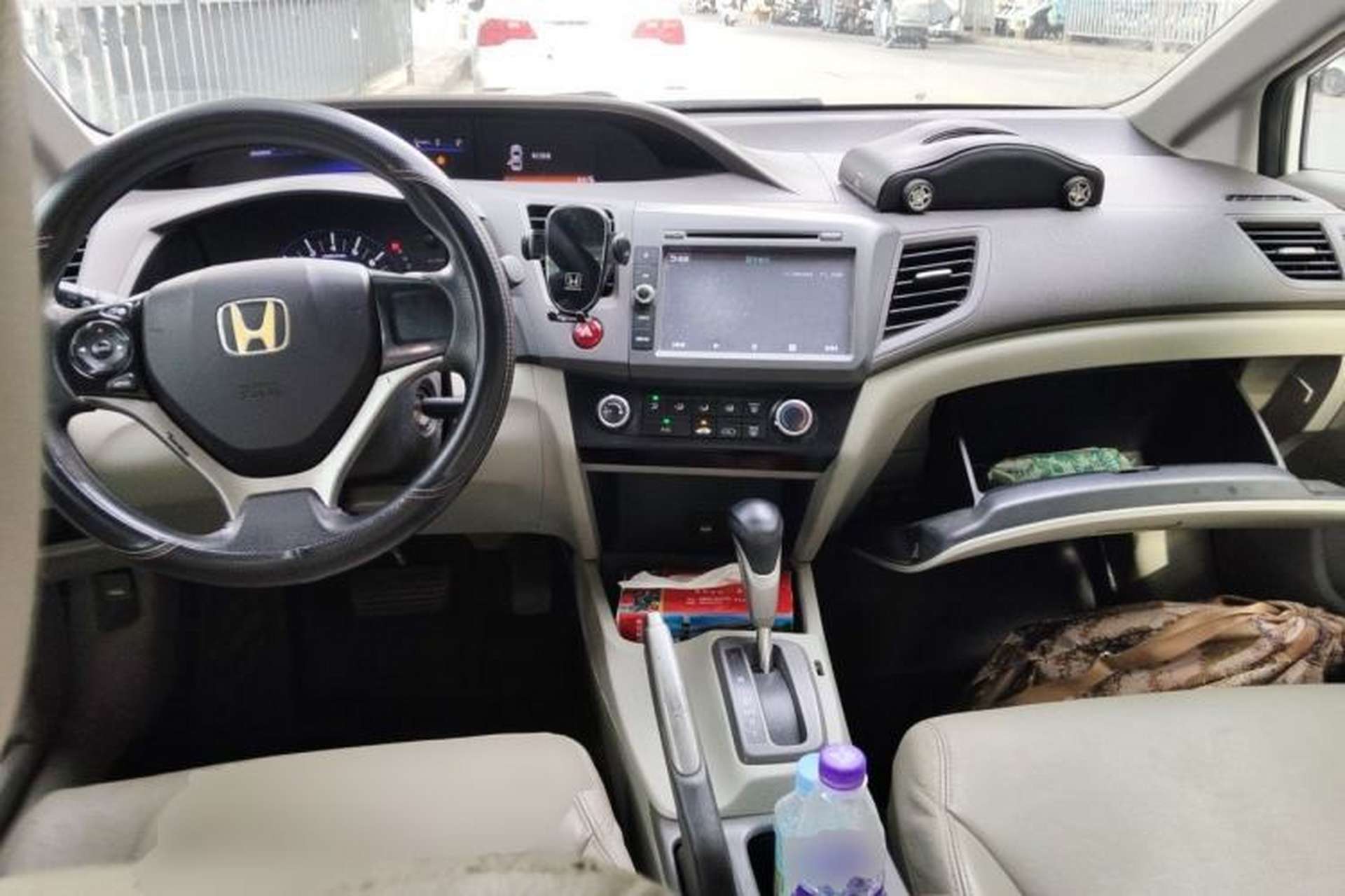 Used Honda Civic 2012 1.8L automatic comfort version Center Console