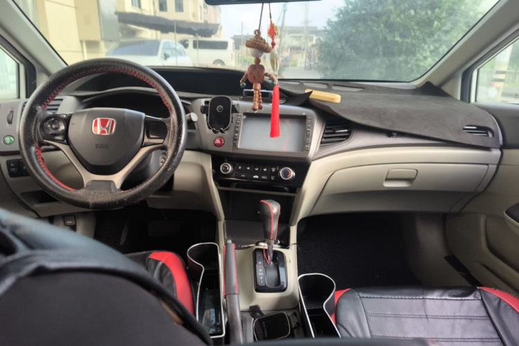 Used Honda Civic 2013 10th Anniversary 1.8L Automatic Comfort Version Center Console