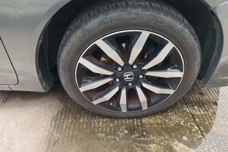 Used Honda Civic 2014 1.8L automatic luxury edition Right Front Wheel Hub