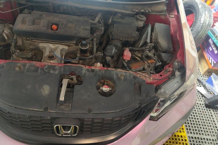 Used Honda Civic 2014 1.8L automatic comfort version Engine Bay Left