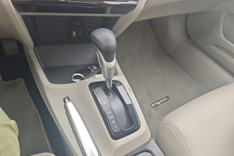 Used Honda Civic 2014 1.8L automatic luxury edition Gear Lever