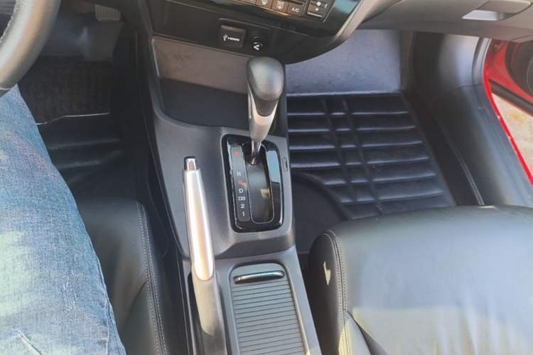 Used Honda Civic 2014 1.8L automatic luxury edition Gear Lever