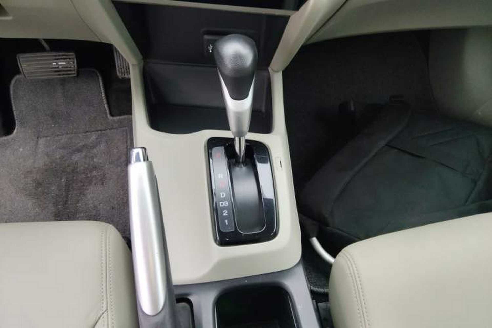 Used Honda Civic 2014 1.8L automatic luxury edition Gear Lever