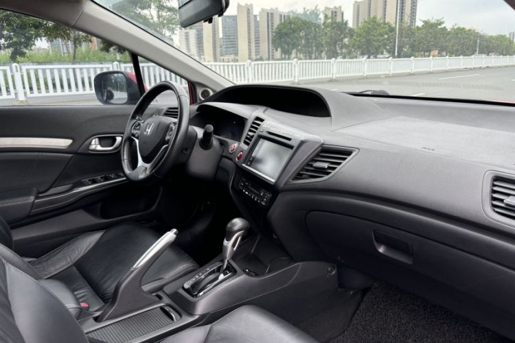 Used Honda Civic 2014 1.8L automatic luxury edition Interior 3