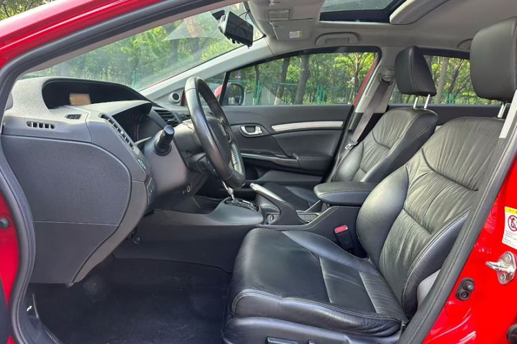 Used Honda Civic 2014 1.8L automatic luxury edition Interior 3