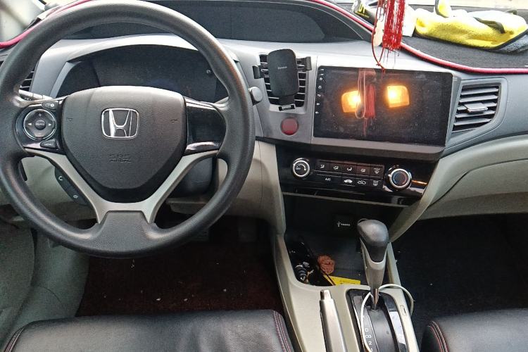 Used Honda Civic 2014 1.8L automatic comfort version Center Console