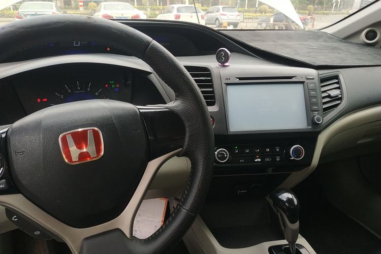 Used Honda Civic 2014 1.8L automatic comfort version Center Console