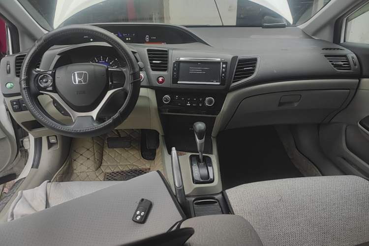Used Honda Civic 2014 1.8L automatic comfort version Center Console