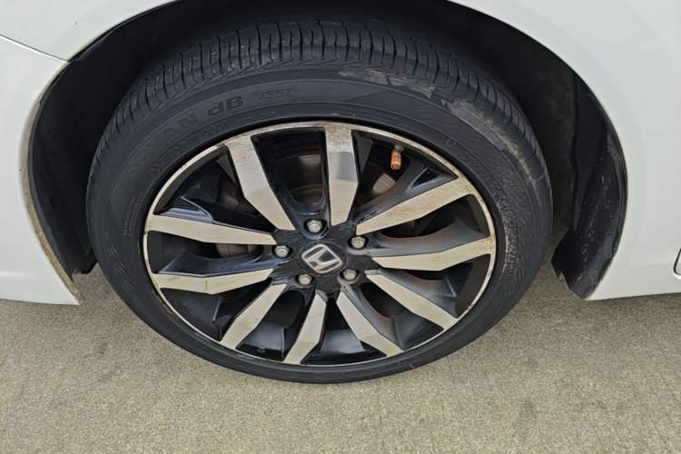 Used Honda Civic 2014 1.8L automatic luxury edition Left Front Wheel Hub