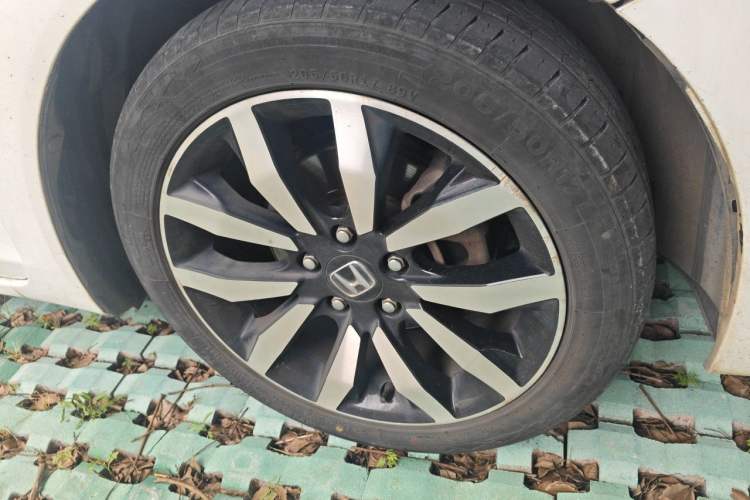 Used Honda Civic 2014 1.8L automatic luxury edition Right Front Wheel Hub