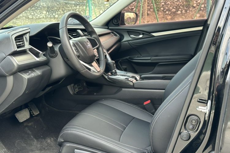 Used Honda Civic 2016 220TURBO CVT Luxury Edition Interior 2