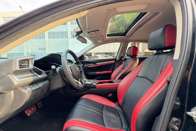 Used Honda Civic 2016 220TURBO CVT Luxury Edition Interior 4
