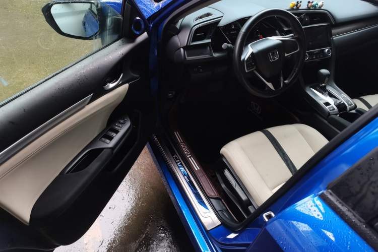 Used Honda Civic 2016 220TURBO CVT Luxury Edition Driver Seat