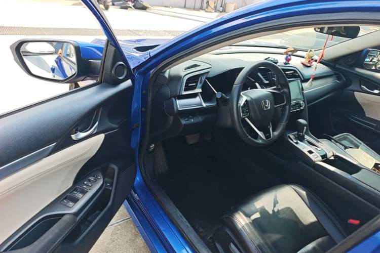 Used Honda Civic 2016 220TURBO CVT Luxury Edition Driver Seat