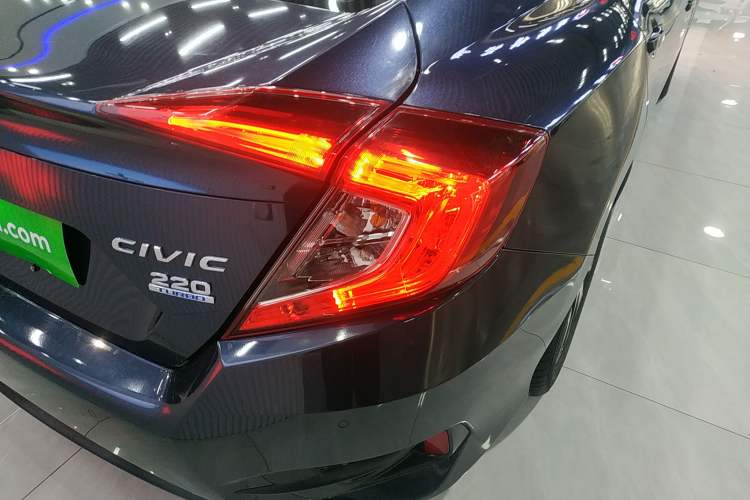 Used Honda Civic 2016 220TURBO CVT Luxury Edition Exterior 6