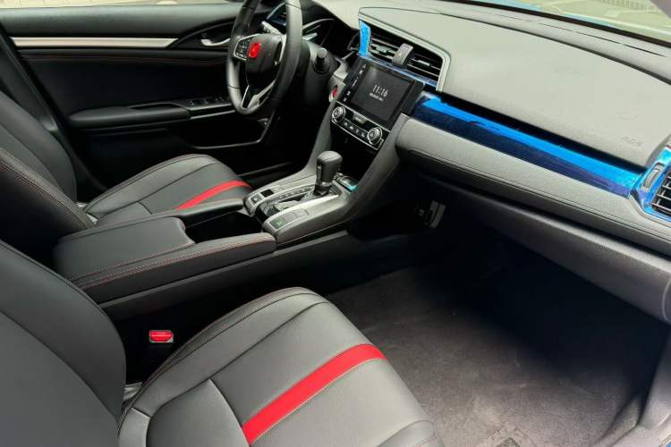 Used Honda Civic 2016 220TURBO CVT Luxury Edition Interior 2