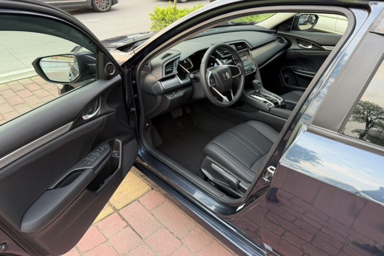Used Honda Civic 2016 220TURBO CVT Luxury Edition Interior 3