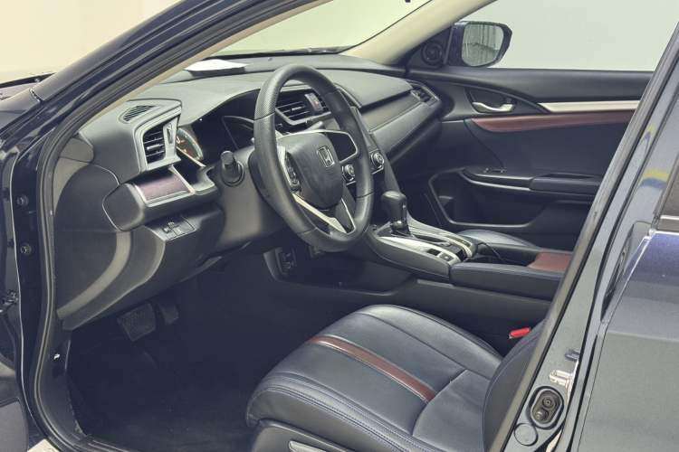 Used Honda Civic 2016 220TURBO CVT Luxury Edition Interior 3