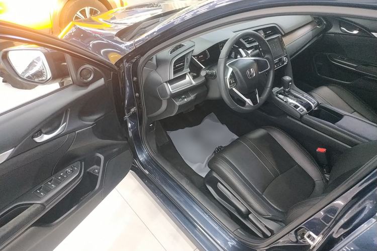 Used Honda Civic 2016 220TURBO CVT Luxury Edition Interior 3