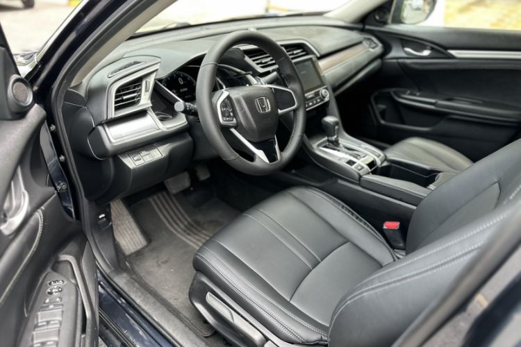 Used Honda Civic 2016 220TURBO CVT Luxury Edition Interior 3
