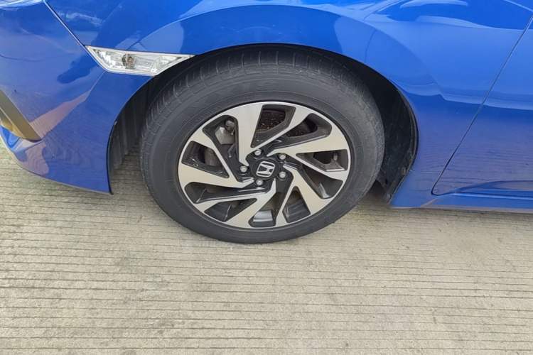 Used Honda Civic 2016 220TURBO Manual Luxury Edition Left Front Wheel Hub