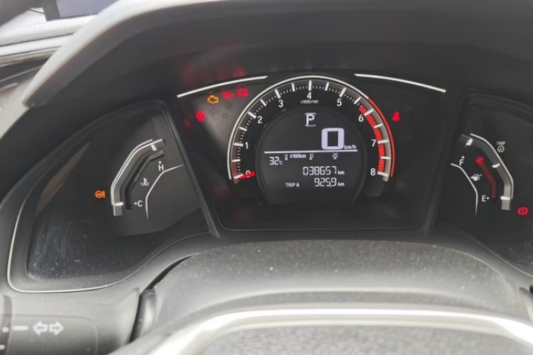 Used Honda Civic 2016 180TURBO CVT Comfort Version Odometer Close Up