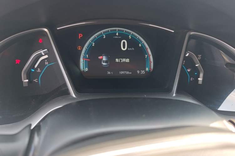 Used Honda Civic 2016 220TURBO CVT Luxury Edition Odometer Close Up