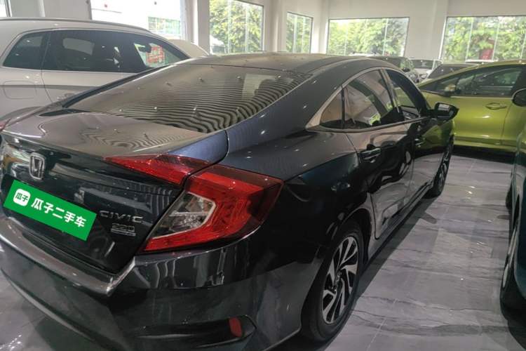 Used Honda Civic 2016 220TURBO CVT Luxury Edition Rear Right 45 Deg