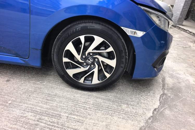 Used Honda Civic 2016 220TURBO CVT Luxury Edition Right Front Wheel Hub