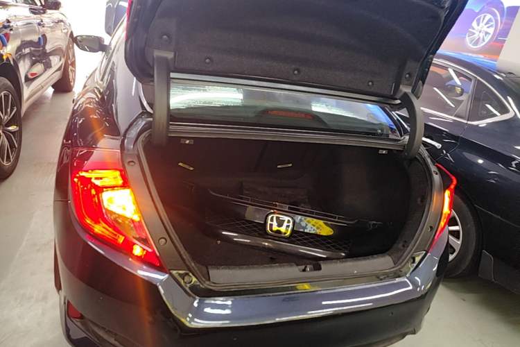Used Honda Civic 2016 220TURBO CVT Luxury Edition Trunk