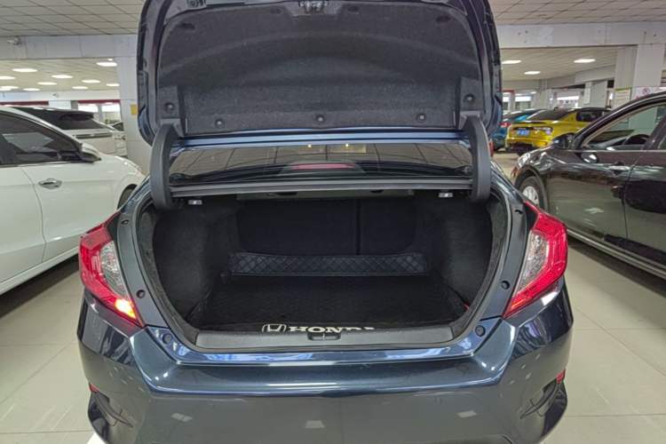 Used Honda Civic 2016 220TURBO CVT Luxury Edition Trunk