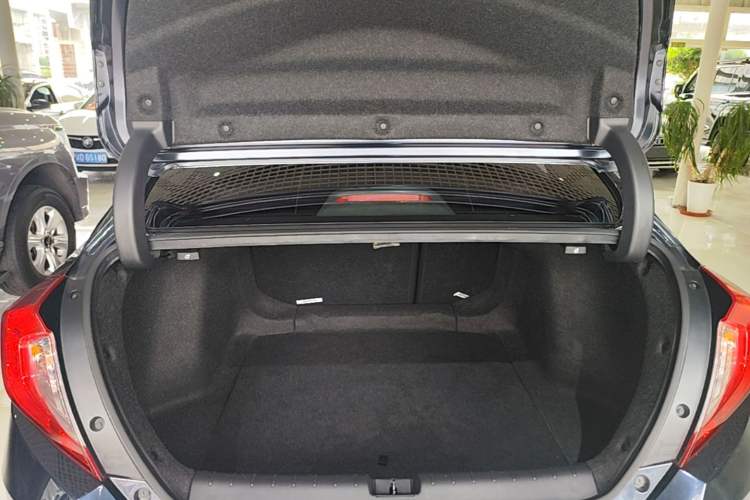 Used Honda Civic 2016 220TURBO CVT Luxury Edition Trunk